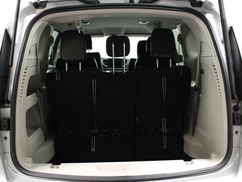 Used 2024 Chrysler Pacifica Touring-L image 15