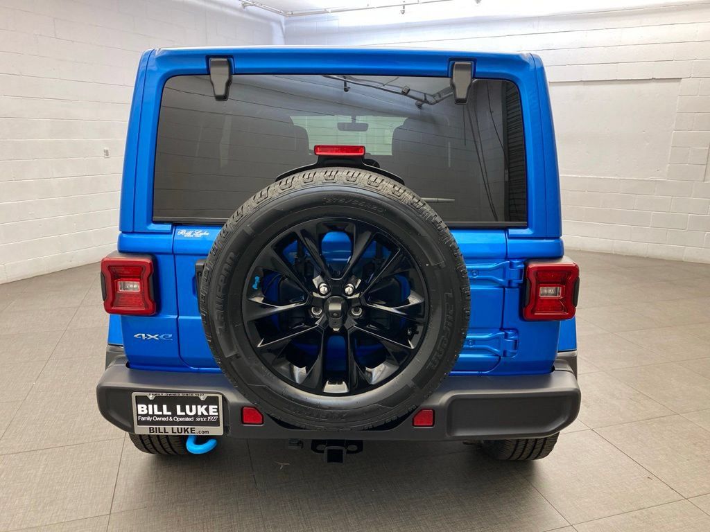 Used 2022 Jeep Wrangler Unlimited Sahara AWD/4WD image 8