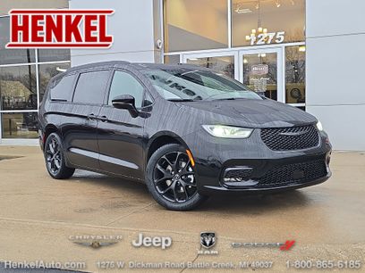 New 2026 Chrysler Pacifica Select w/ S Appearance Package