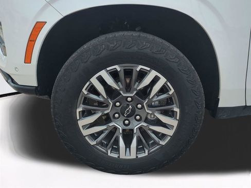 Used 2025 Chevrolet Suburban Z71 image 11