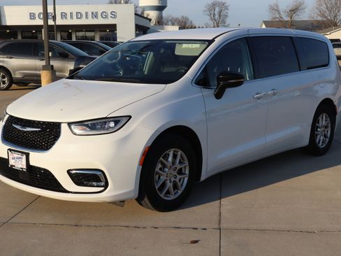 Used 2024 Chrysler Pacifica Touring-L image 2