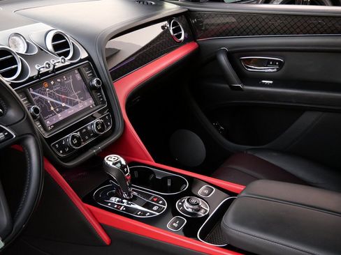 Used 2020 Bentley Bentayga image 13