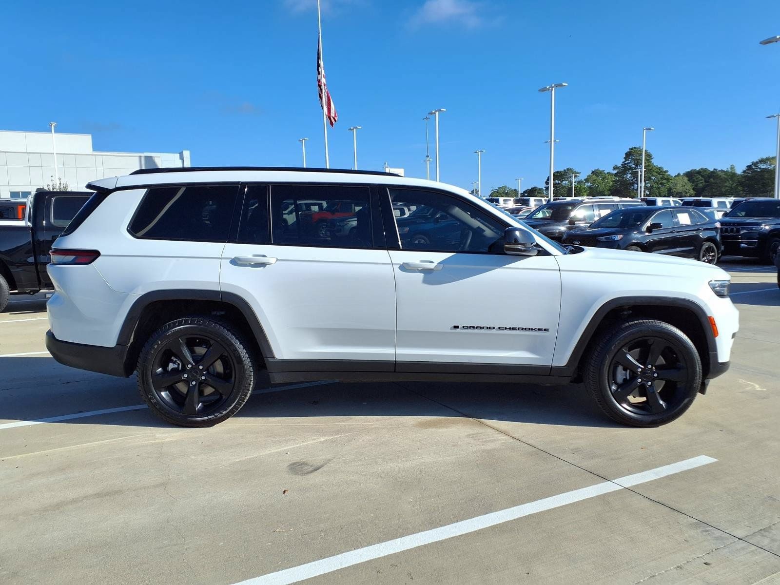 Used 2023 Jeep Grand Cherokee L Laredo AWD/4WD image 5