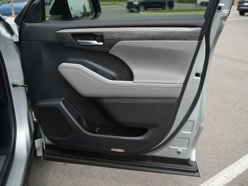 Used 2020 Toyota Highlander Limited FWD image 21