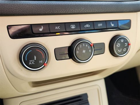 Used 2015 Volkswagen Tiguan SE image 27