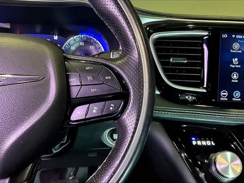 Used 2019 Chrysler Pacifica Limited w/ Advanced Safetytec Group FWD image 12