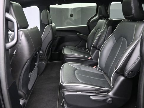 Used 2023 Chrysler Pacifica Limited w/ S Appearance Package image 13