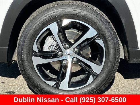 Used 2025 Chevrolet Trax RS FWD image 45