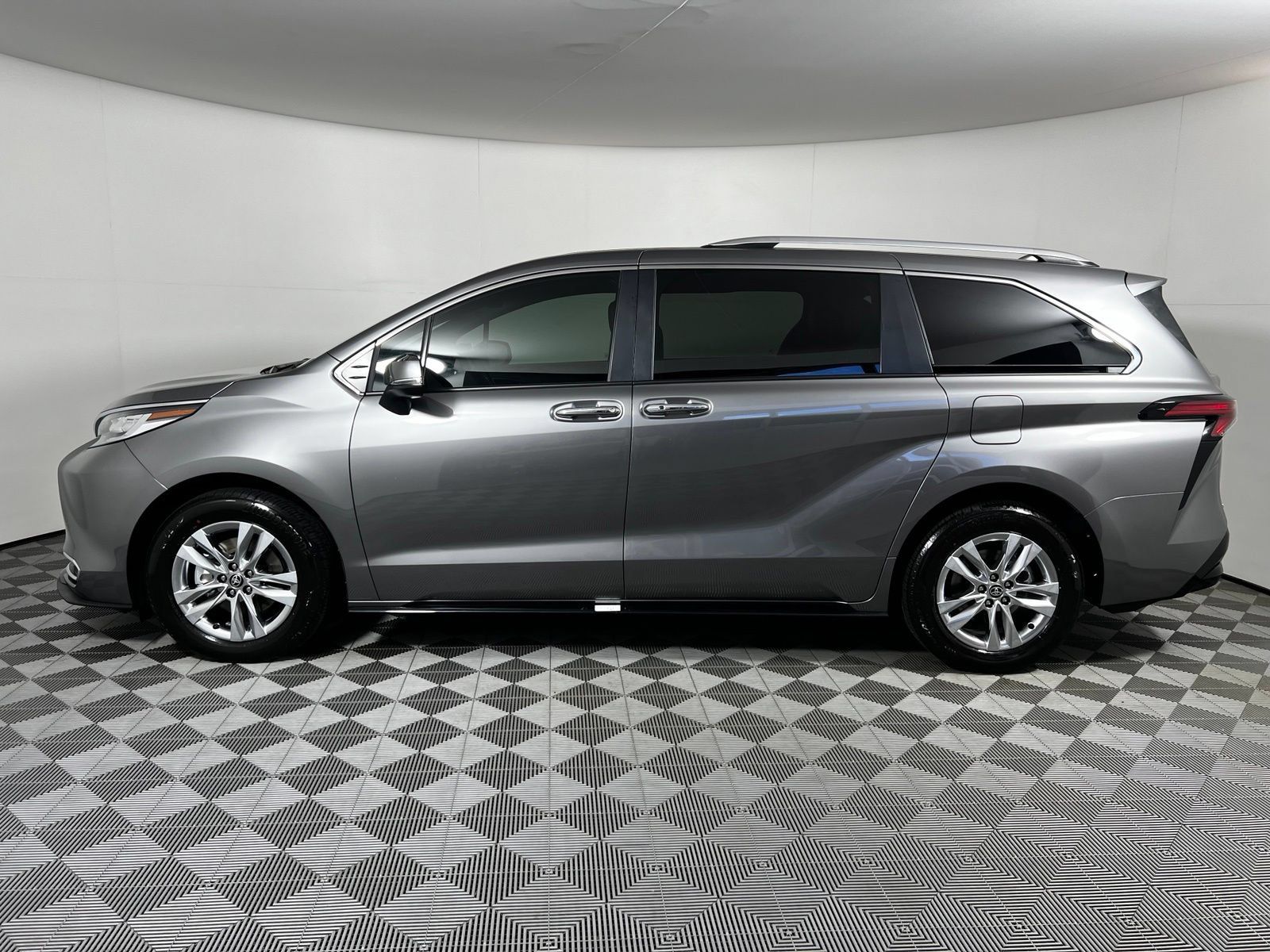 Used 2026 Toyota Sienna Limited FWD image 8