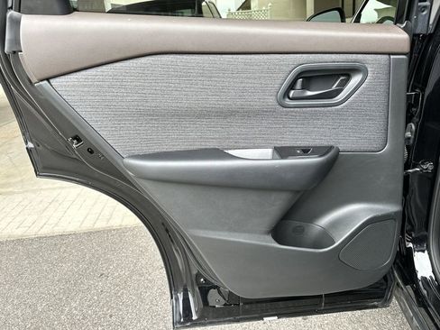 Used 2023 Nissan Rogue S image 26