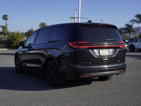Used 2022 Chrysler Pacifica Touring-L w/ Uconnect Theater Family Group FWD image 6