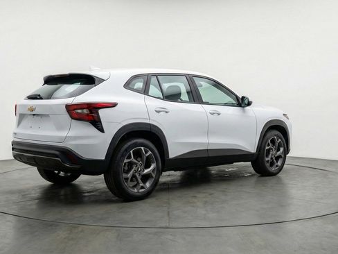 Used 2025 Chevrolet Trax LT w/ LT Convenience Package image 7