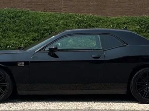 Used 2016 Dodge Challenger SXT Plus RWD image 2