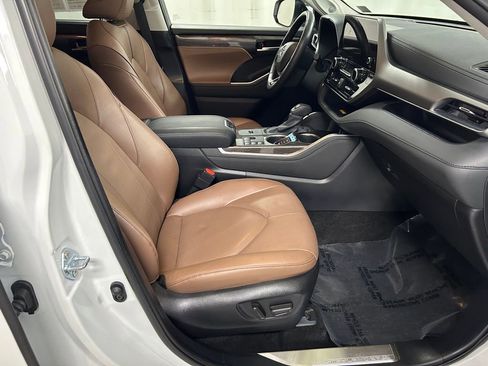 Certified 2025 Toyota Highlander Limited AWD/4WD image 13