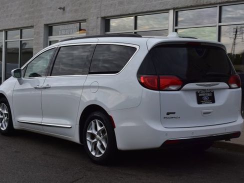 Used 2017 Chrysler Pacifica Touring-L w/ Tire & Wheel Group FWD image 8