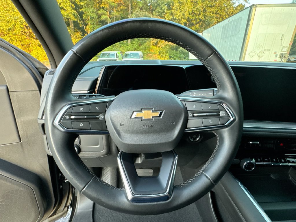 Used 2025 Chevrolet Suburban LS RWD image 16