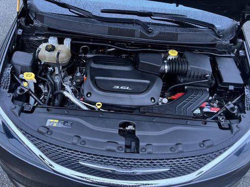 Used 2017 Chrysler Pacifica Touring FWD image 35