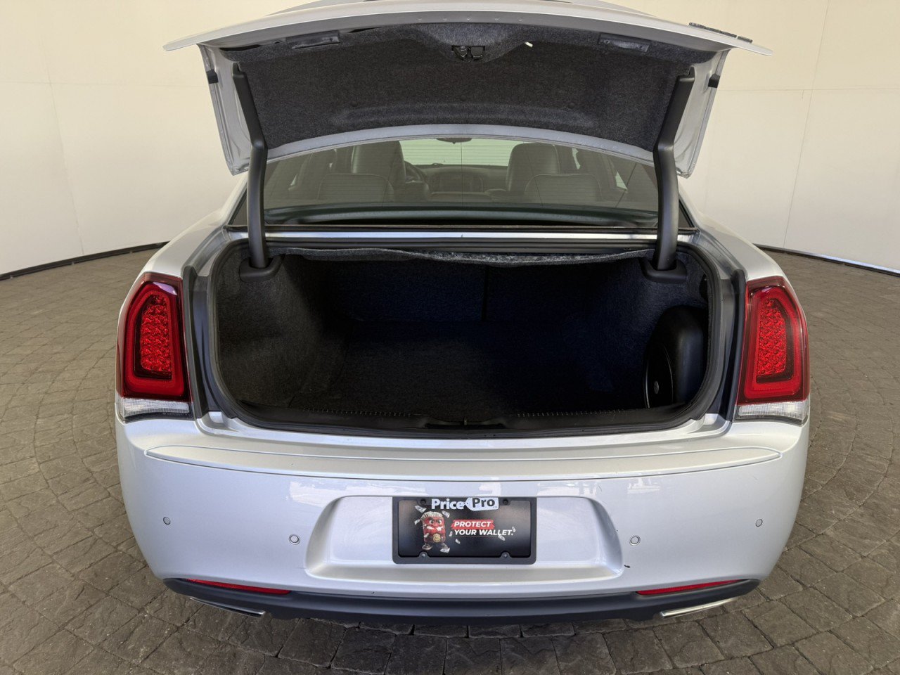 Used 2023 Chrysler 300 S RWD image 7