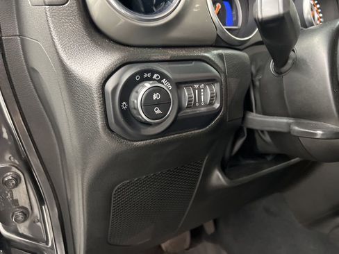 Used 2022 Jeep Gladiator Overland AWD/4WD image 17