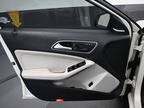 Used 2016 Mercedes-Benz GLA 250 image 9