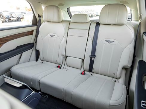 Used 2023 Bentley Bentayga Extended Wheelbase image 24