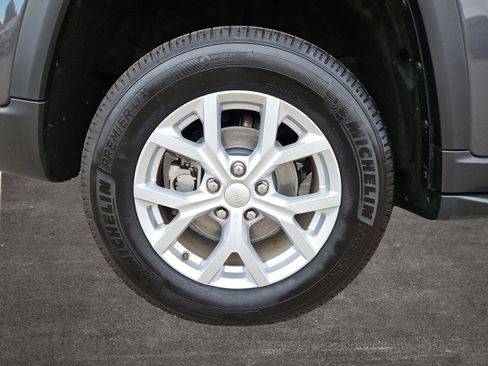 Used 2023 Jeep Grand Cherokee Limited image 37