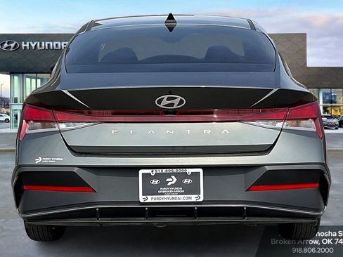 Used 2024 Hyundai Elantra SEL image 4