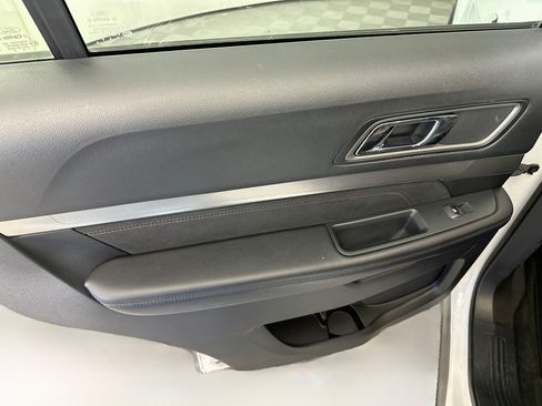 Used 2018 Ford Explorer XLT w/ Equipment Group 202A FWD image 25