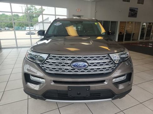 Used 2021 Ford Explorer Limited w/ Equipment Group 301A AWD/4WD image 2