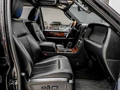Used 2015 Lincoln Navigator 2WD image 34