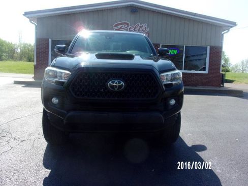Used 2018 Toyota Tacoma TRD Sport image 2