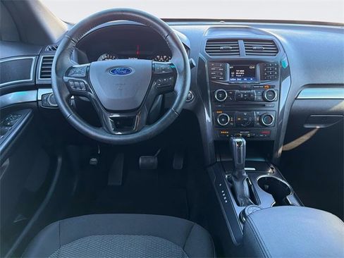 Used 2017 Ford Explorer XLT image 18