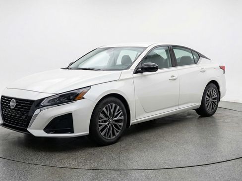 Used 2025 Nissan Altima 2.5 SV image 3