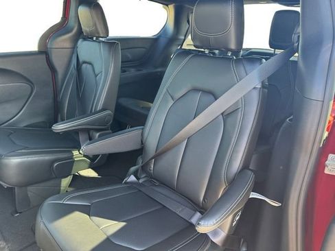 New 2026 Chrysler Pacifica Select AWD/4WD image 10