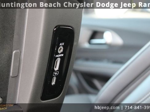 Used 2026 Chrysler Pacifica Select image 42