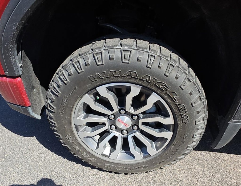 Used 2023 GMC Sierra 1500 AT4 w/ Technology Package AWD/4WD image 5