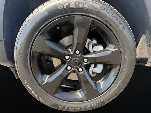 Used 2023 Jeep Grand Cherokee Limited w/ Black Appearance Package RWD image 9