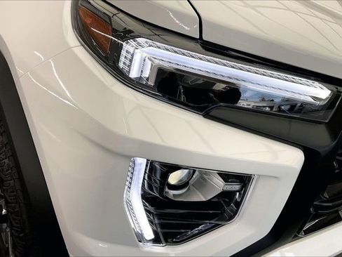 Used 2024 GMC Canyon Elevation image 28