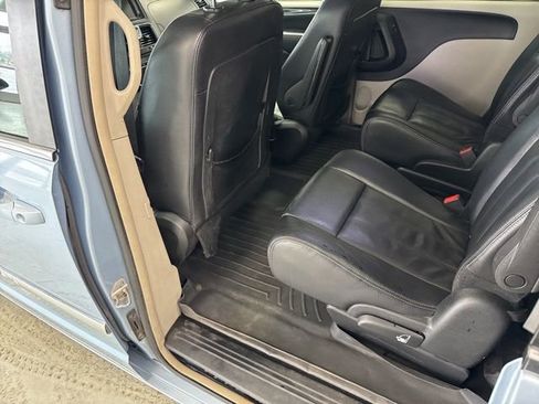 Used 2013 Chrysler Town & Country Touring image 19