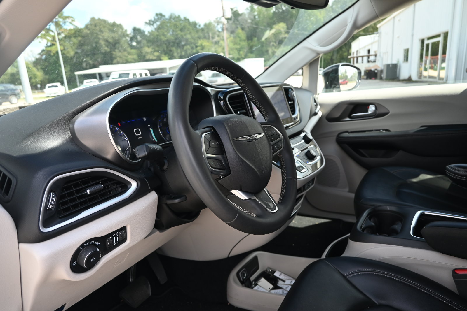 Used 2024 Chrysler Pacifica Touring-L FWD image 12