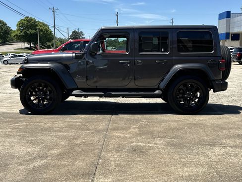 Used 2025 Jeep Wrangler Unlimited Sahara AWD/4WD image 9