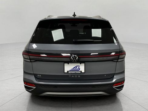 Used 2025 Volkswagen Taos SE AWD/4WD image 5