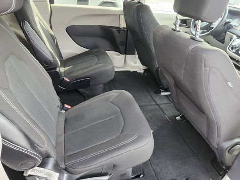 Used 2022 Chrysler Voyager LX FWD image 14