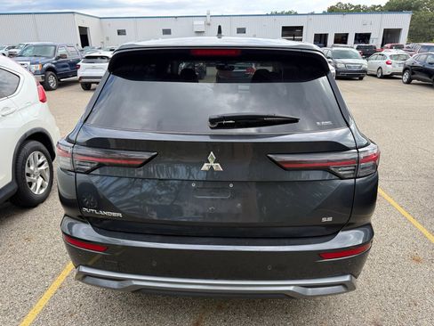 Used 2025 Mitsubishi Outlander SE AWD/4WD image 3