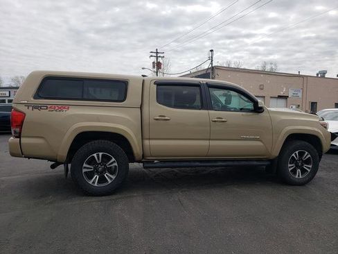 Used 2017 Toyota Tacoma TRD Sport w/ Tow Package (A/T) AWD/4WD image 2
