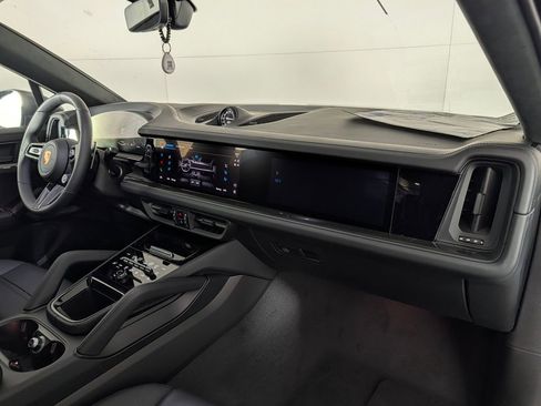 New 2026 Porsche Cayenne GTS image 19