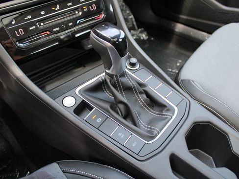 Used 2025 Volkswagen Jetta SE FWD image 17