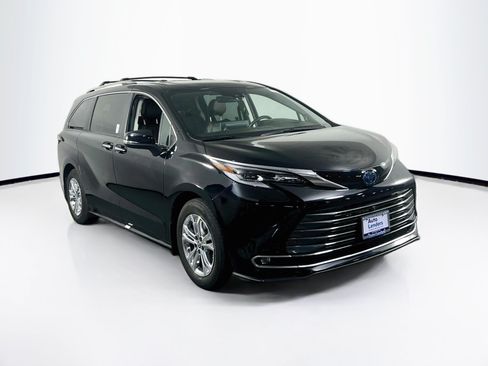 Used 2023 Toyota Sienna Platinum AWD/4WD image 3