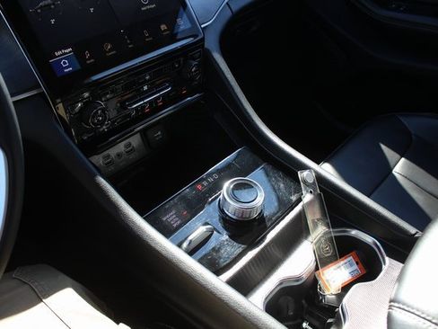 Used 2024 Jeep Grand Cherokee Limited image 8