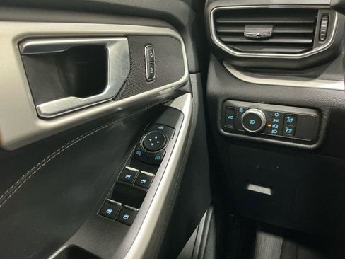 Used 2022 Ford Explorer XLT w/ Equipment Group 202A image 17